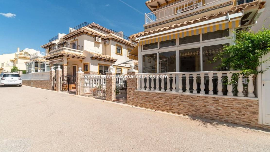 2 soveværelse Byhus til salg i Playa Flamenca med swimmingpool - € 215.000 (Ref: 9827504)