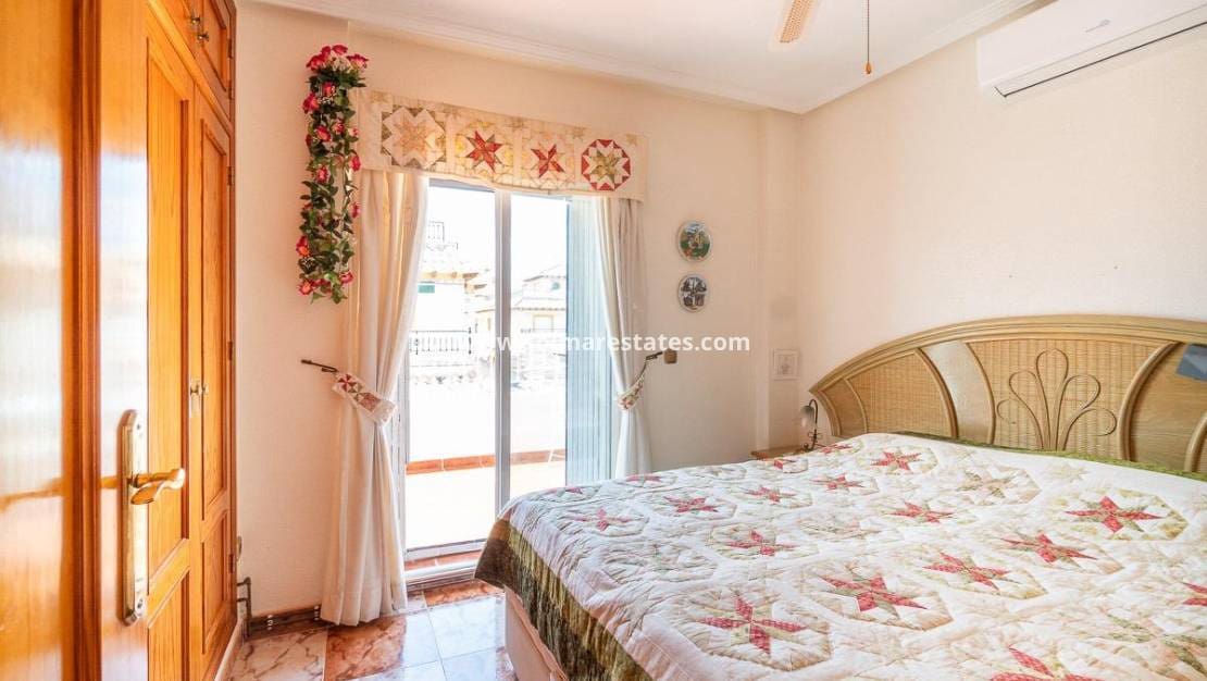 2 soveværelse Byhus til salg i Playa Flamenca med swimmingpool - € 215.000 (Ref: 9827504)