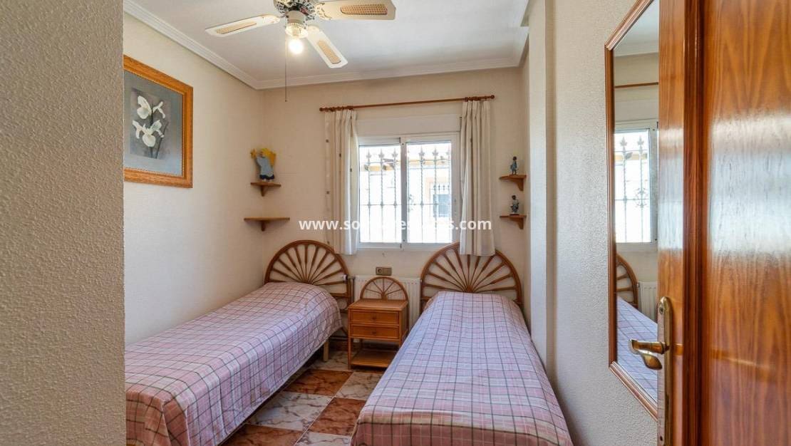 2 soveværelse Byhus til salg i Playa Flamenca med swimmingpool - € 215.000 (Ref: 9827504)