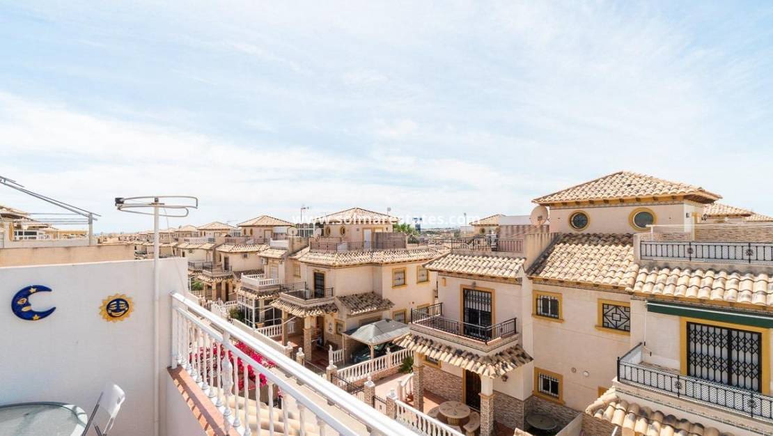 2 soveværelse Byhus til salg i Playa Flamenca med swimmingpool - € 215.000 (Ref: 9827504)