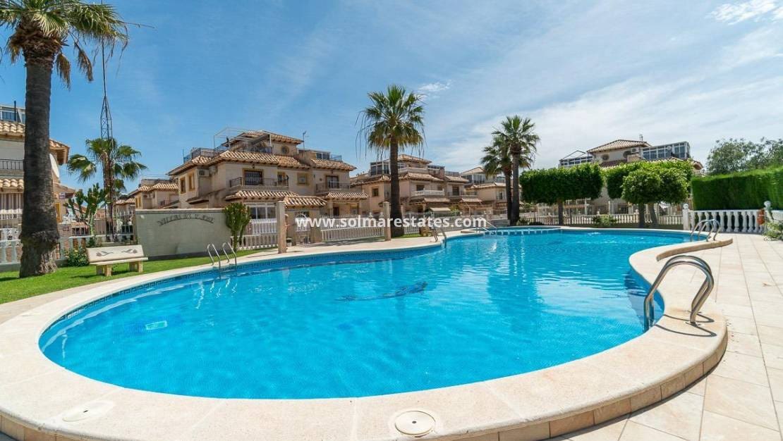 2 soveværelse Byhus til salg i Playa Flamenca med swimmingpool - € 215.000 (Ref: 9827504)