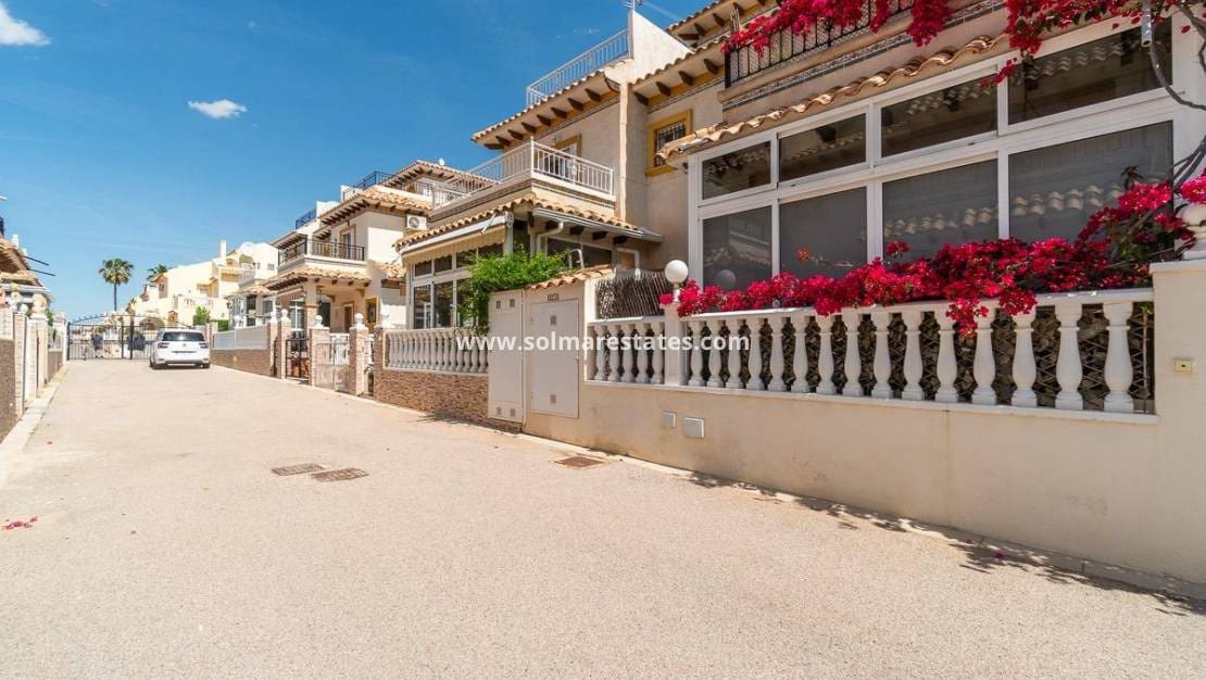 2 soveværelse Byhus til salg i Playa Flamenca med swimmingpool - € 215.000 (Ref: 9827504)