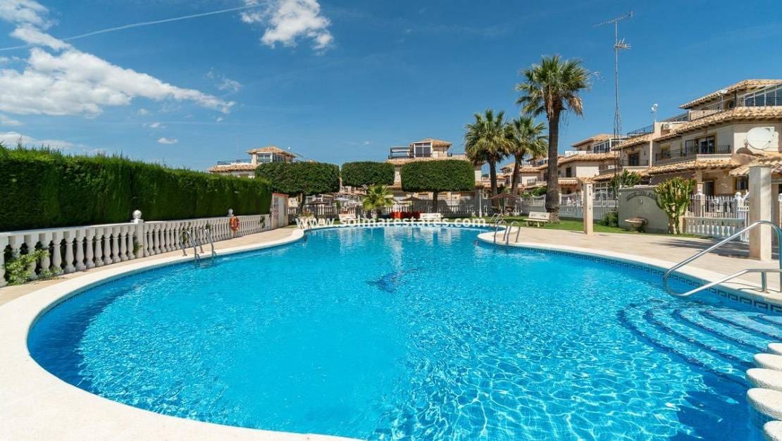 2 soveværelse Byhus til salg i Playa Flamenca med swimmingpool - € 215.000 (Ref: 9827504)