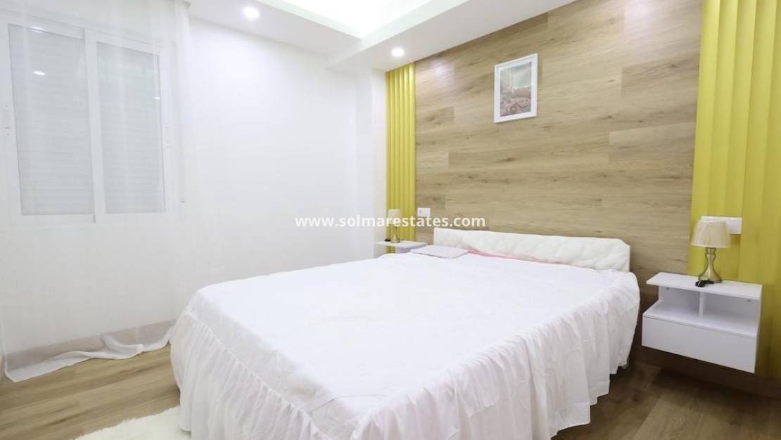 4 chambre Appartement à vendre à Torrevieja - 285 000 € (Ref: 9827651)