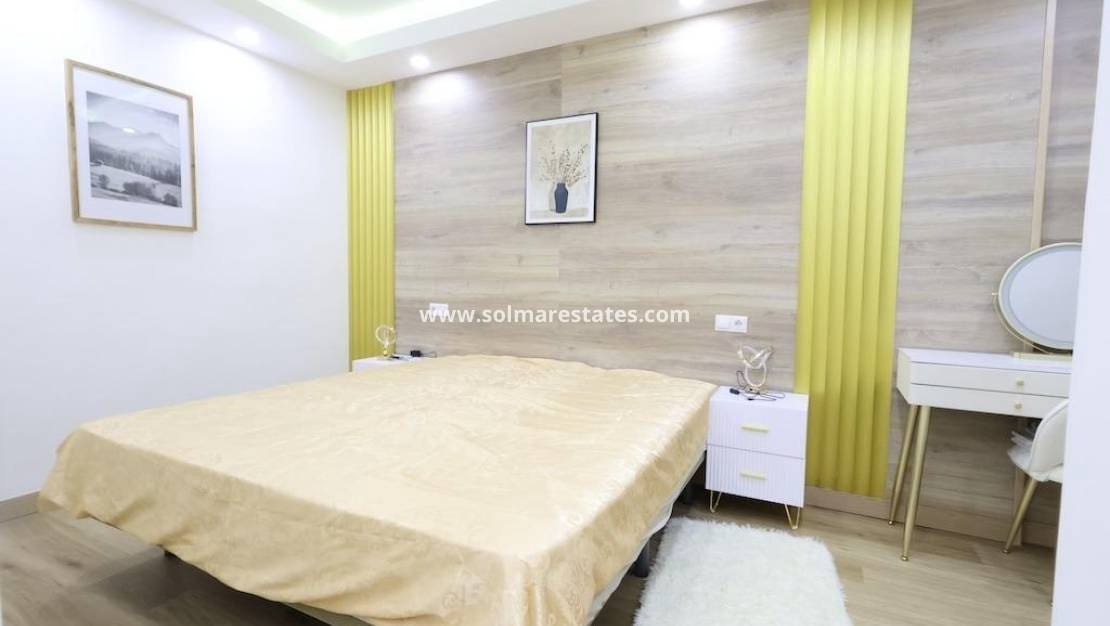 4 chambre Appartement à vendre à Torrevieja - 285 000 € (Ref: 9827651)