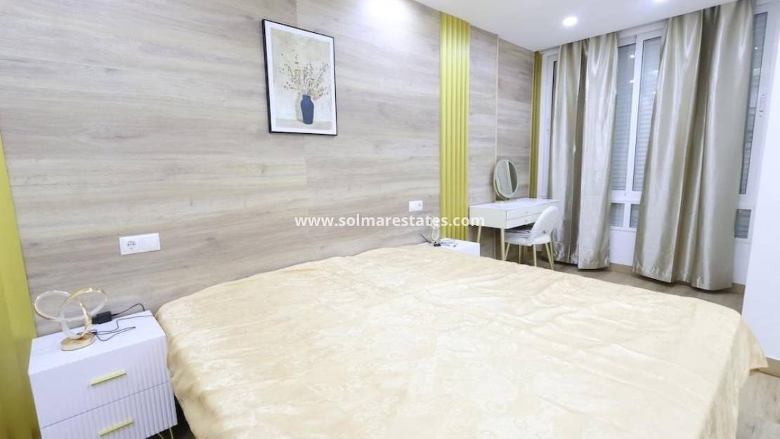 4 chambre Appartement à vendre à Torrevieja - 285 000 € (Ref: 9827651)