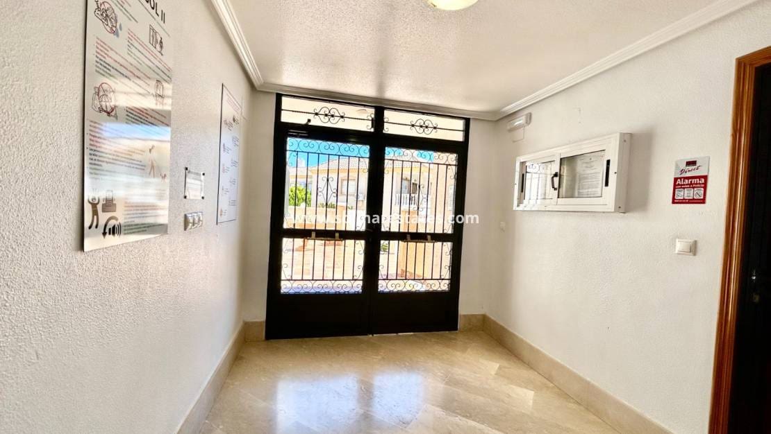 2 makuuhuone Huoneisto myytävänä paikassa La Zenia mukana uima-altaan - 175 000 € (Ref: 9828072)