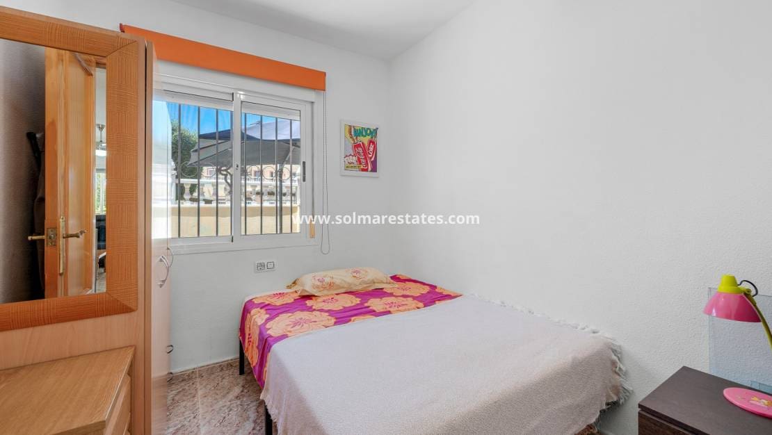 3 quarto Moradia Geminada para venda em La Zenia com piscina - 299 000 € (Ref: 9829754)