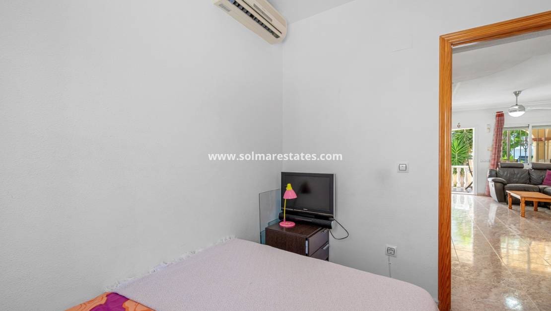 3 quarto Moradia Geminada para venda em La Zenia com piscina - 299 000 € (Ref: 9829754)