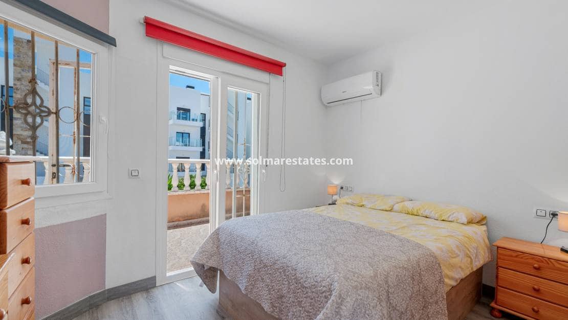 3 quarto Moradia Geminada para venda em La Zenia com piscina - 299 000 € (Ref: 9829754)