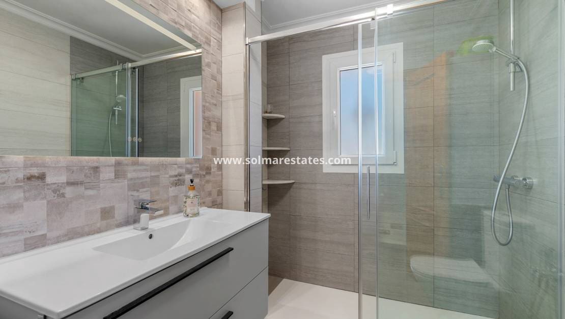 3 quarto Moradia Geminada para venda em La Zenia com piscina - 299 000 € (Ref: 9829754)