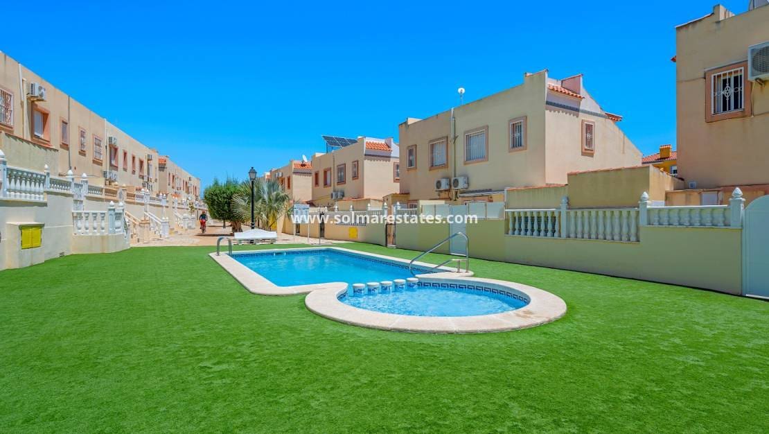 3 quarto Moradia Geminada para venda em La Zenia com piscina - 299 000 € (Ref: 9829754)