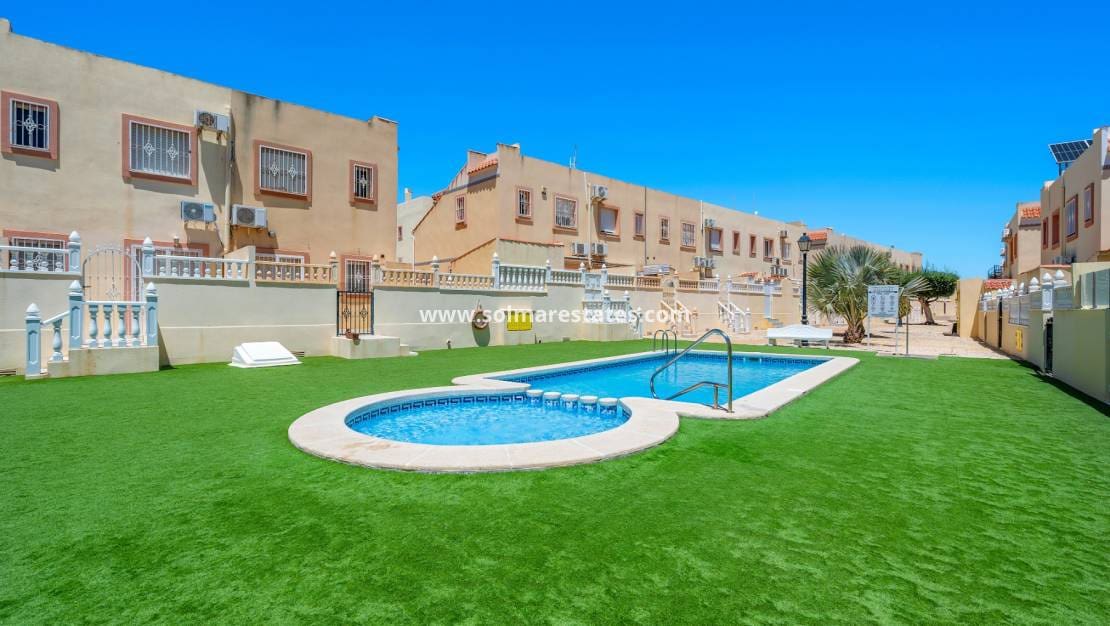 3 quarto Moradia Geminada para venda em La Zenia com piscina - 299 000 € (Ref: 9829754)