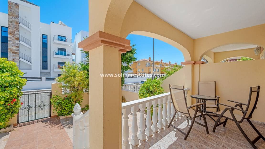 3 quarto Moradia Geminada para venda em La Zenia com piscina - 299 000 € (Ref: 9829754)