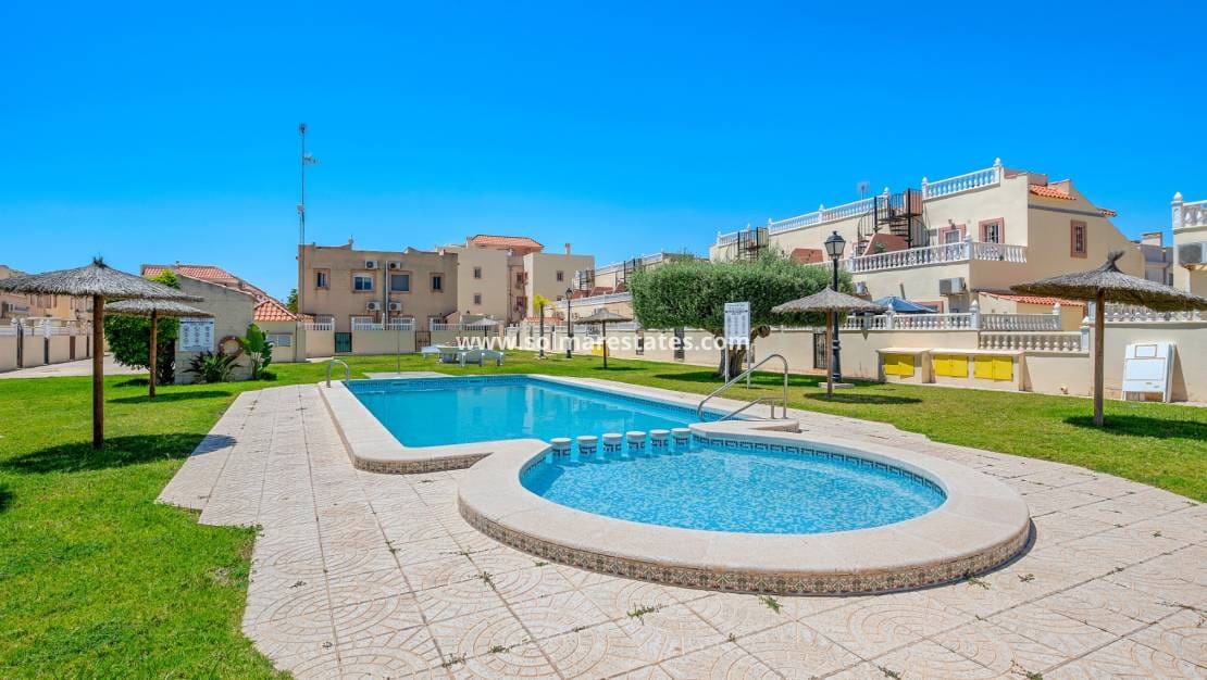 3 quarto Moradia Geminada para venda em La Zenia com piscina - 299 000 € (Ref: 9829754)