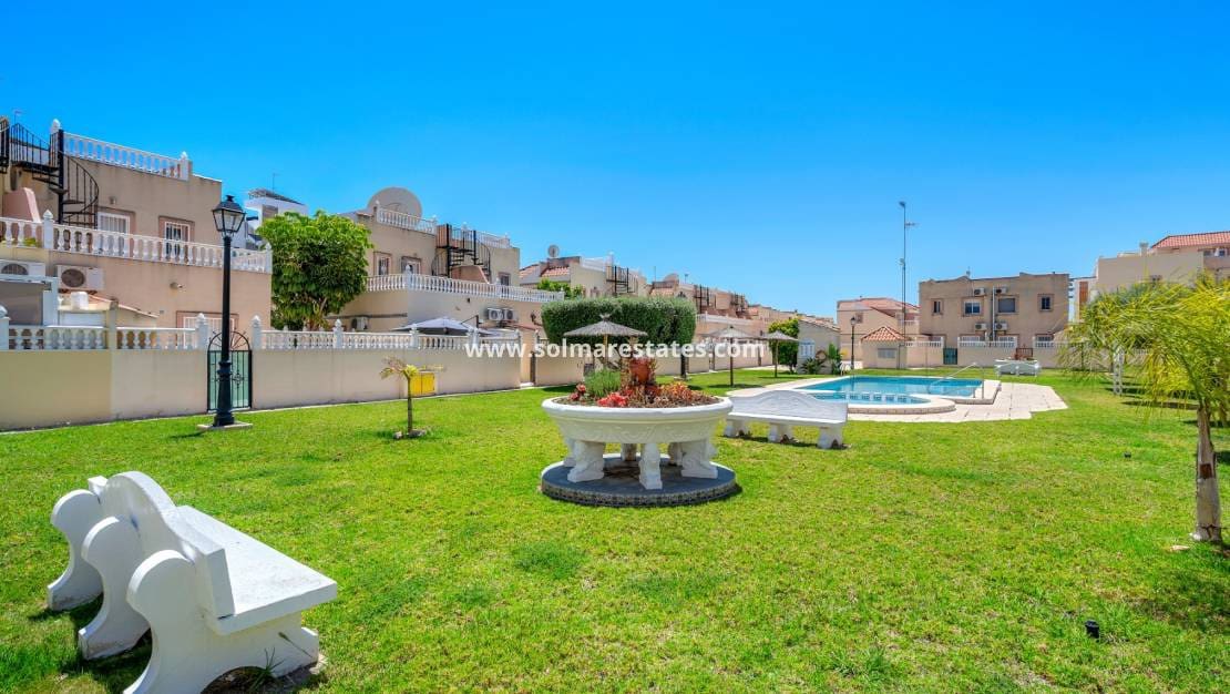 3 quarto Moradia Geminada para venda em La Zenia com piscina - 299 000 € (Ref: 9829754)