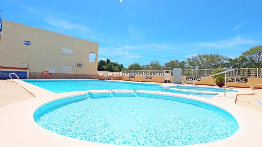 2 soveværelse Lejlighed til salg i Playa Flamenca med swimmingpool - € 155.000 (Ref: 9829755)