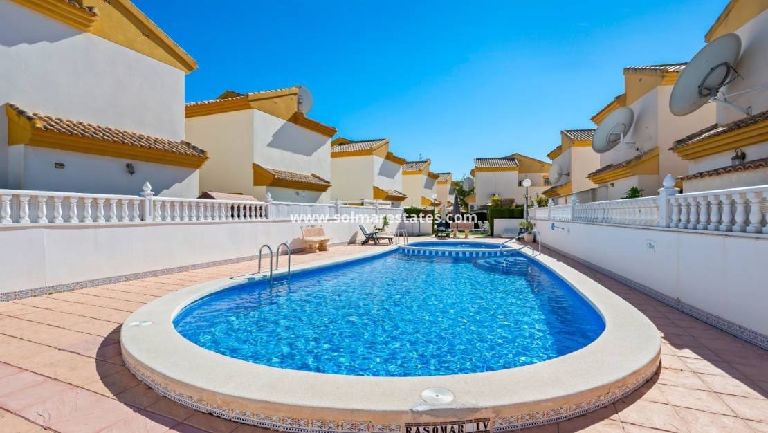3 camera da letto Villa in vendita in El Raso con piscina - 350.000 € (Rif: 9832292)