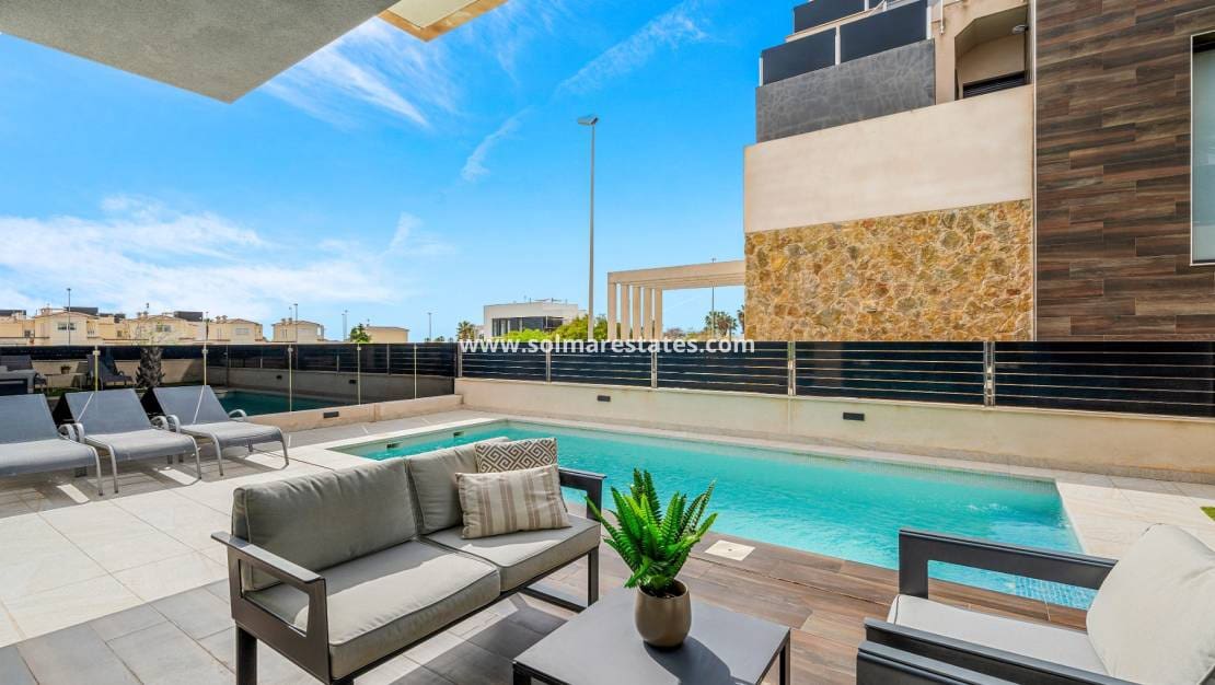 4 sovrum Villa till salu i Cabo Roig med pool - 599 000 € (Ref: 9832294)