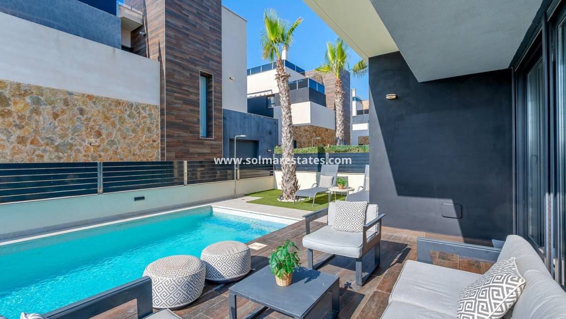 4 sovrum Villa till salu i Cabo Roig med pool - 599 000 € (Ref: 9832294)
