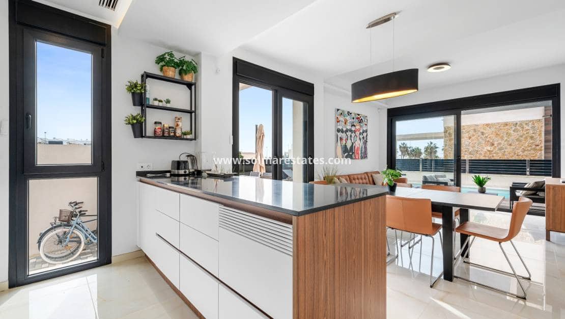 4 sovrum Villa till salu i Cabo Roig med pool - 599 000 € (Ref: 9832294)