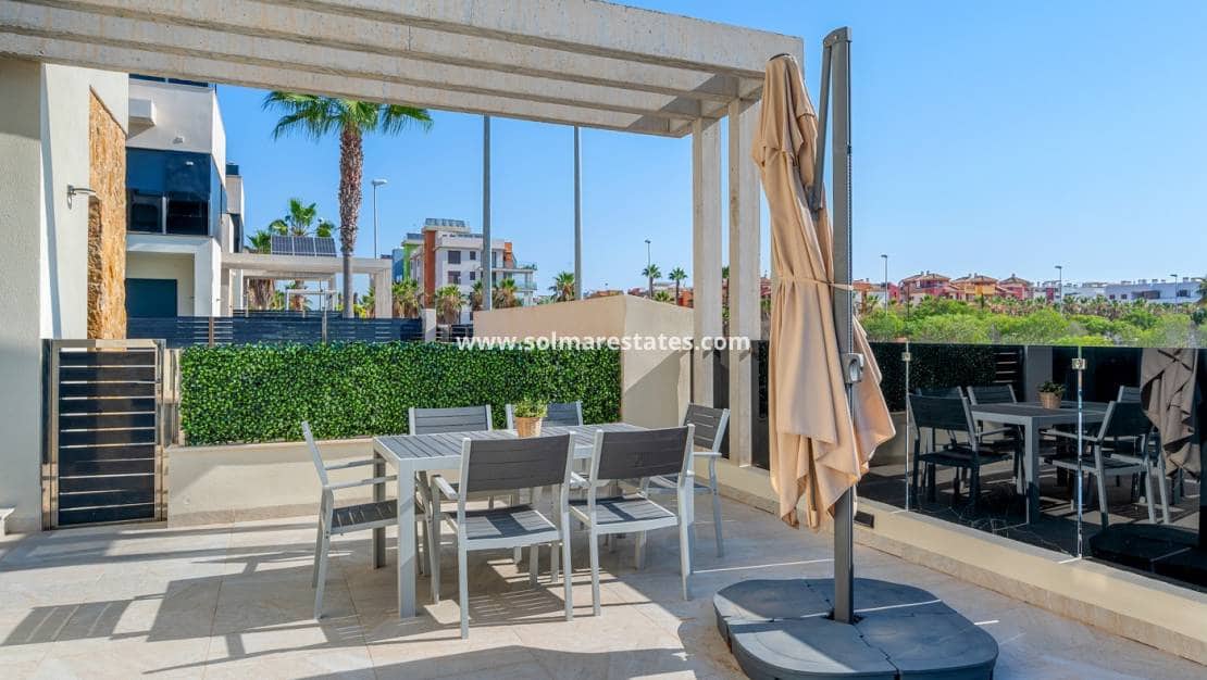 4 sovrum Villa till salu i Cabo Roig med pool - 599 000 € (Ref: 9832294)