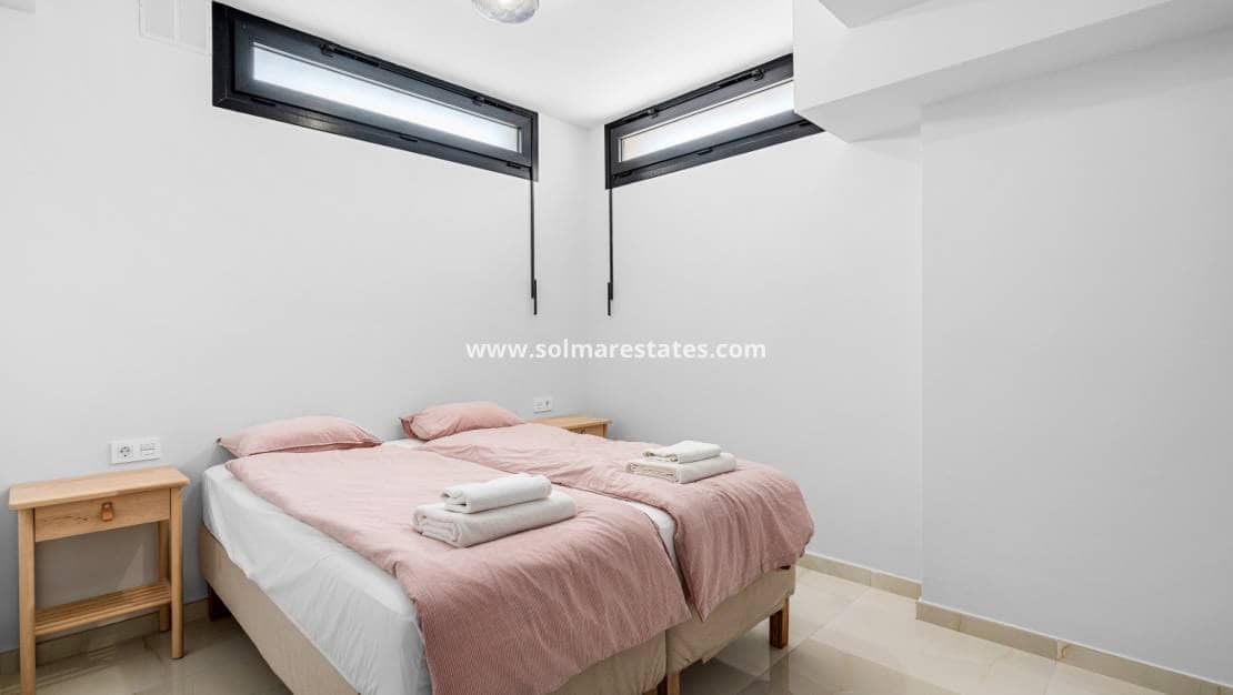 4 sovrum Villa till salu i Cabo Roig med pool - 599 000 € (Ref: 9832294)