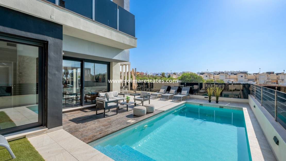 4 sovrum Villa till salu i Cabo Roig med pool - 599 000 € (Ref: 9832294)