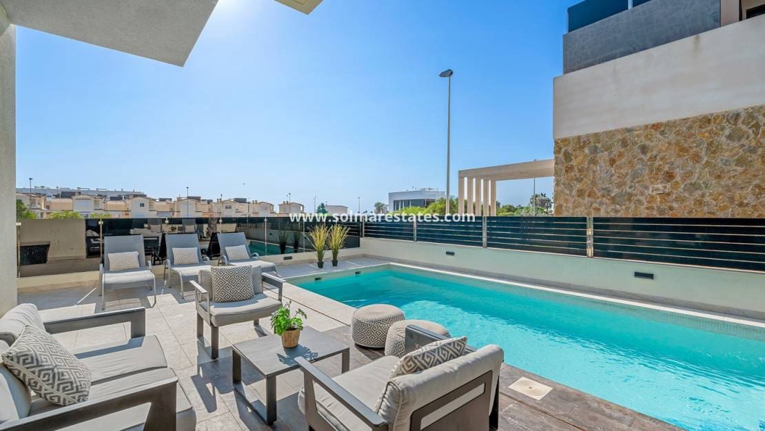 4 sovrum Villa till salu i Cabo Roig med pool - 599 000 € (Ref: 9832294)