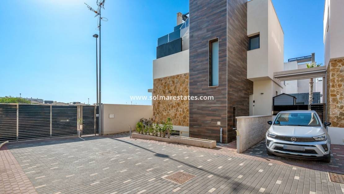4 sovrum Villa till salu i Cabo Roig med pool - 599 000 € (Ref: 9832294)
