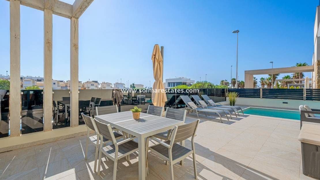 4 sovrum Villa till salu i Cabo Roig med pool - 599 000 € (Ref: 9832294)