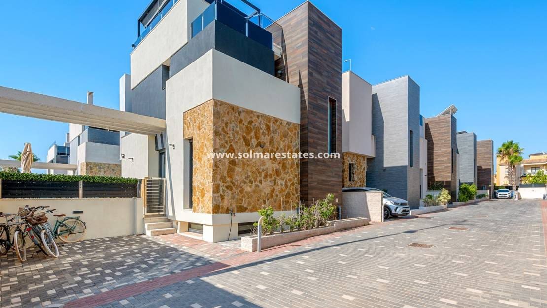4 sovrum Villa till salu i Cabo Roig med pool - 599 000 € (Ref: 9832294)