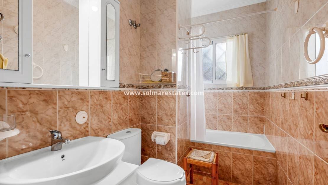 2 chambre Appartement à vendre à Torrevieja avec piscine - 149 000 € (Ref: 9832298)