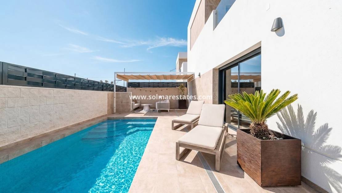 3 makuuhuone Huvila myytävänä paikassa Ciudad Quesada mukana uima-altaan - 499 000 € (Ref: 9832299)