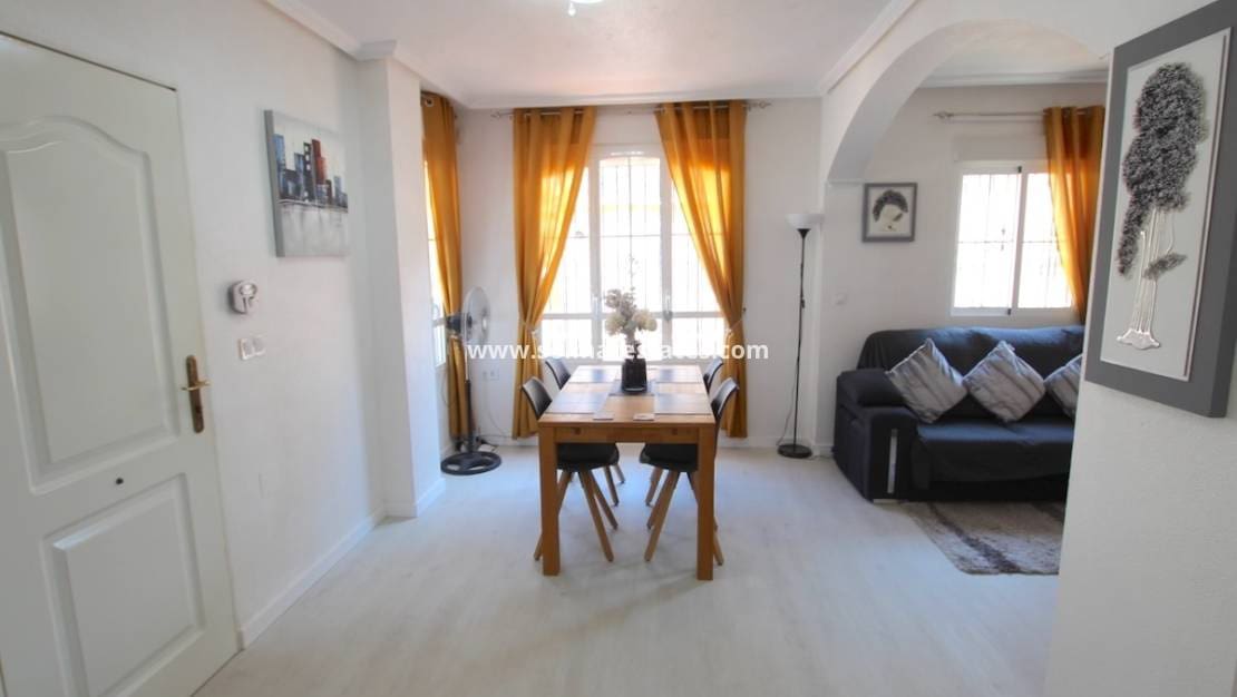 2 makuuhuone Rivitalo myytävänä paikassa Cabo Roig mukana uima-altaan - 235 000 € (Ref: 9834237)