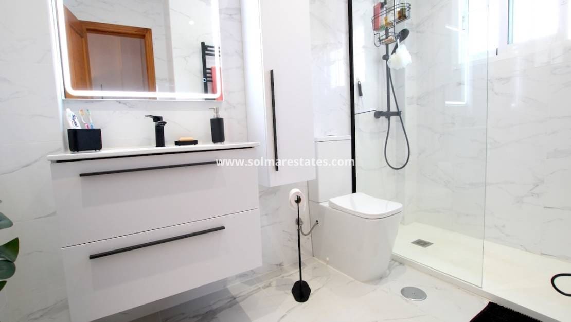 2 makuuhuone Rivitalo myytävänä paikassa Cabo Roig mukana uima-altaan - 235 000 € (Ref: 9834237)