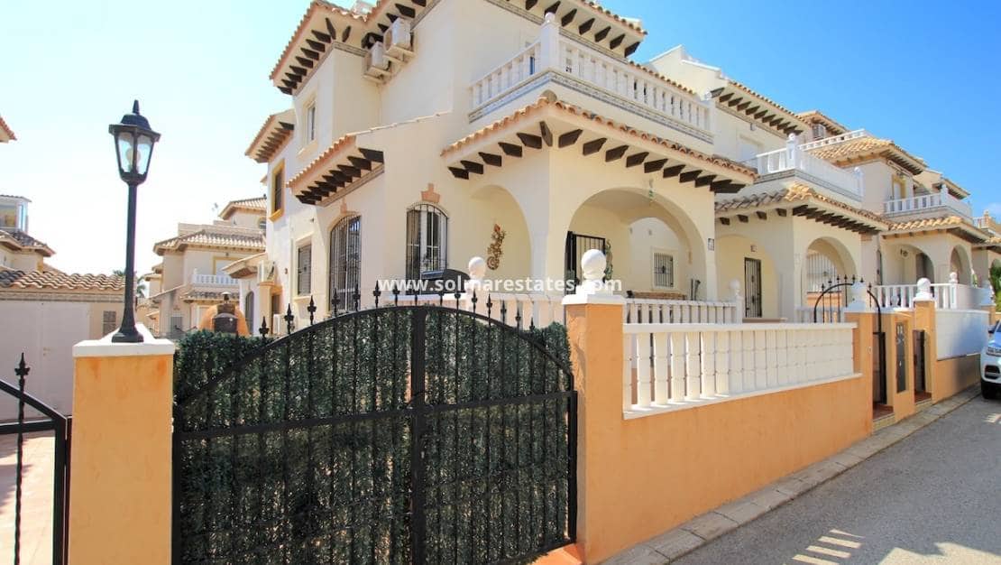 2 makuuhuone Rivitalo myytävänä paikassa Cabo Roig mukana uima-altaan - 235 000 € (Ref: 9834237)