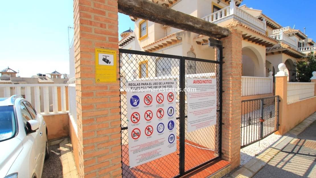 2 makuuhuone Rivitalo myytävänä paikassa Cabo Roig mukana uima-altaan - 235 000 € (Ref: 9834237)