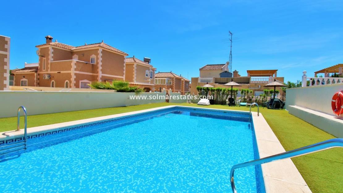 3 quarto Moradia Geminada para venda em Villamartin com piscina - 219 000 € (Ref: 9838251)