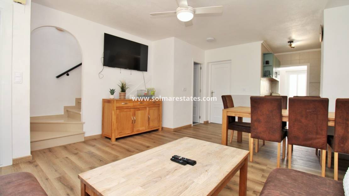 3 quarto Moradia Geminada para venda em Villamartin com piscina - 219 000 € (Ref: 9838251)