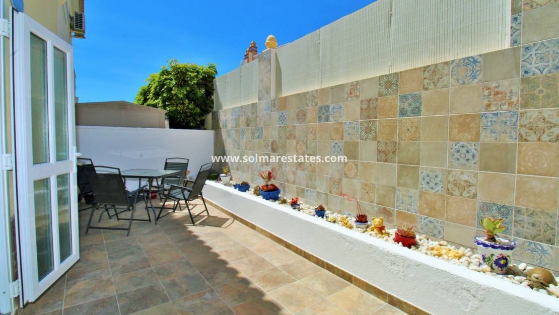 3 quarto Moradia Geminada para venda em Villamartin com piscina - 219 000 € (Ref: 9838251)