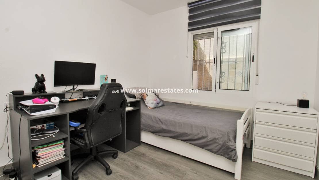 3 quarto Moradia Geminada para venda em Villamartin com piscina - 219 000 € (Ref: 9838251)