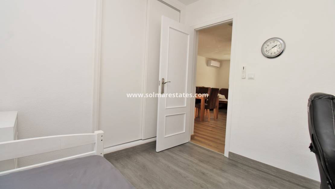 3 quarto Moradia Geminada para venda em Villamartin com piscina - 219 000 € (Ref: 9838251)