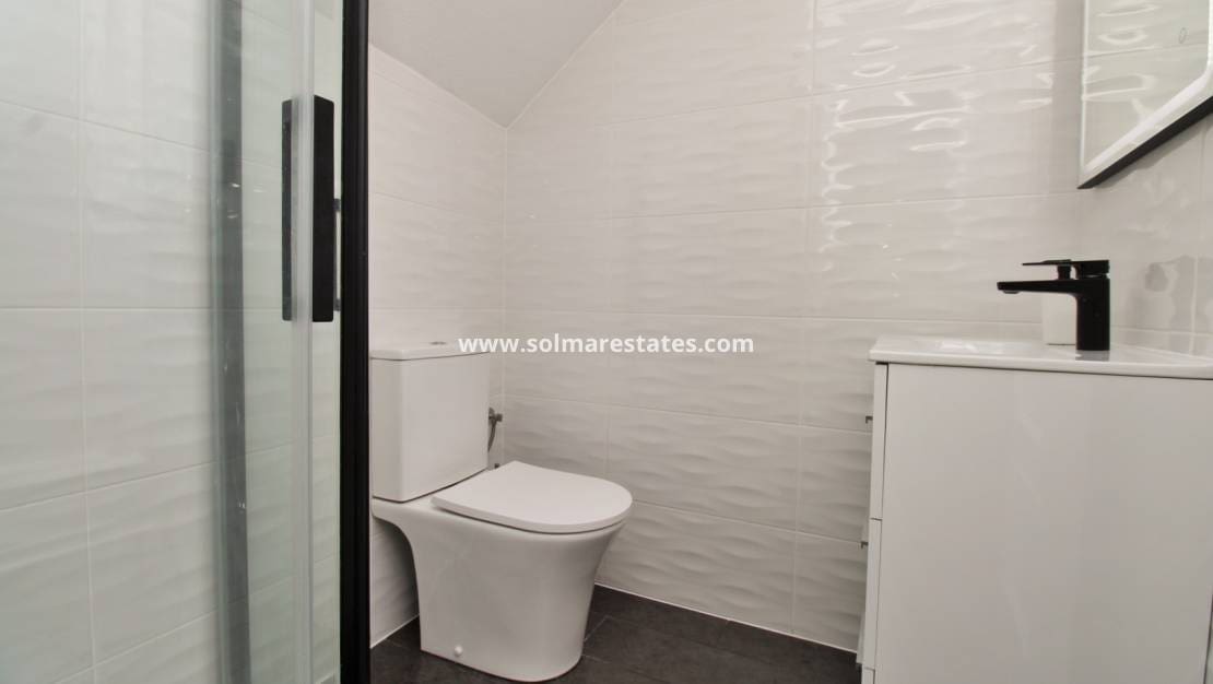 3 quarto Moradia Geminada para venda em Villamartin com piscina - 219 000 € (Ref: 9838251)