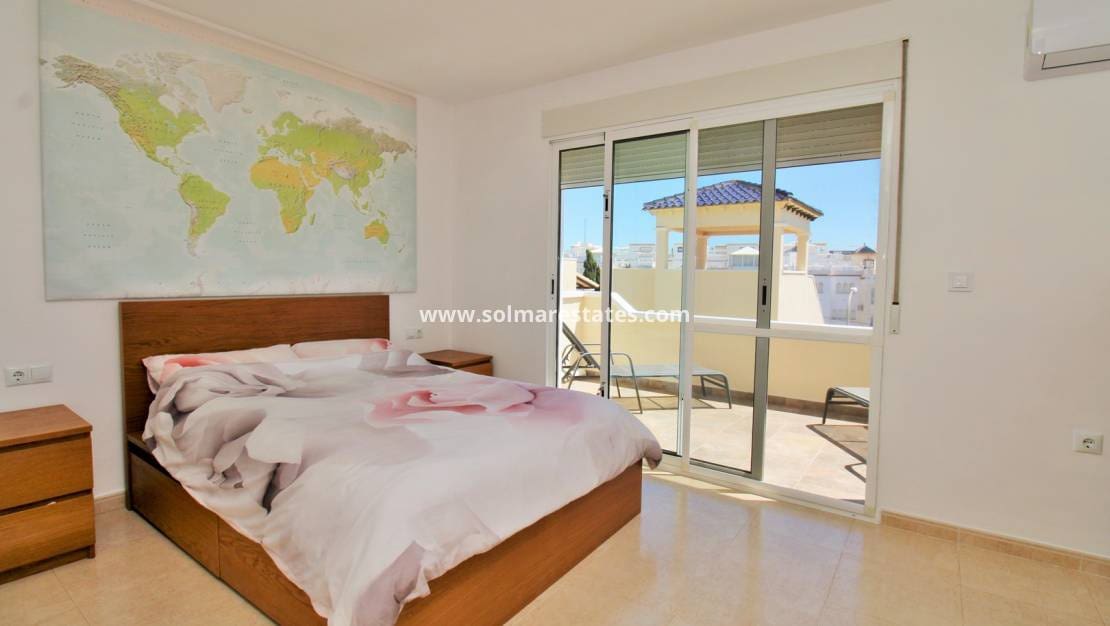 3 quarto Moradia Geminada para venda em Villamartin com piscina - 219 000 € (Ref: 9838251)