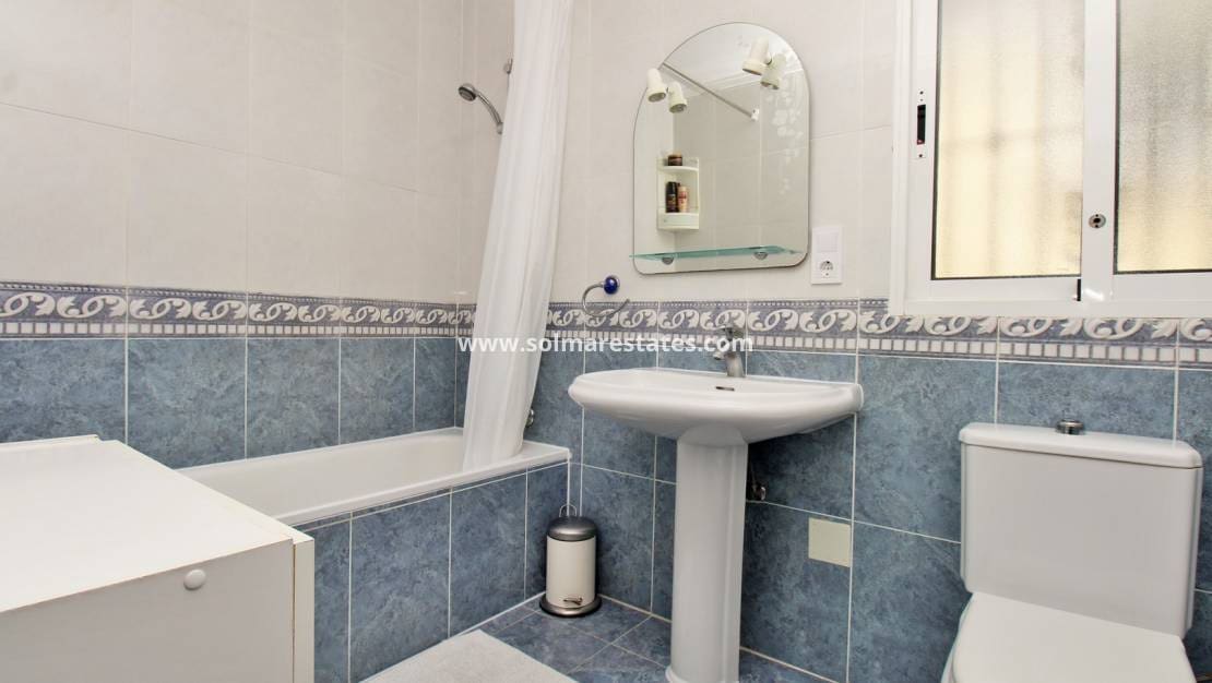 3 quarto Moradia Geminada para venda em Villamartin com piscina - 219 000 € (Ref: 9838251)