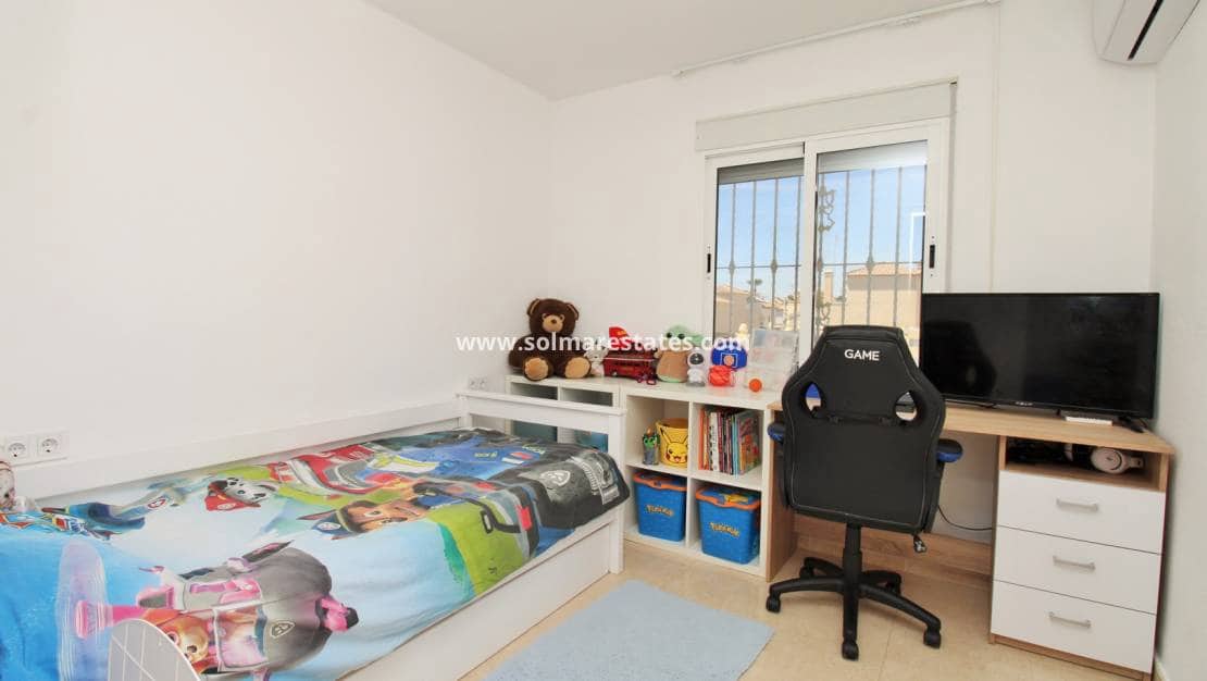 3 quarto Moradia Geminada para venda em Villamartin com piscina - 219 000 € (Ref: 9838251)