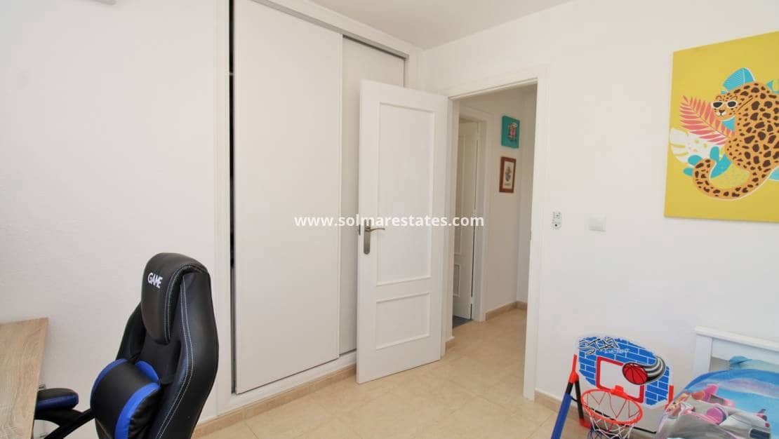 3 quarto Moradia Geminada para venda em Villamartin com piscina - 219 000 € (Ref: 9838251)