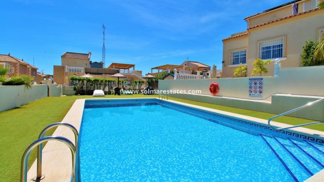 3 quarto Moradia Geminada para venda em Villamartin com piscina - 219 000 € (Ref: 9838251)