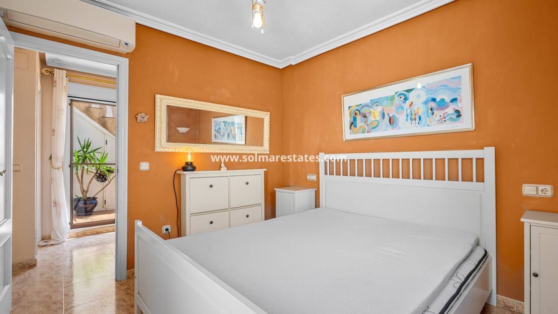 3 soveværelse Rækkehus til salg i Playa Flamenca med swimmingpool - € 194.000 (Ref: 9838396)